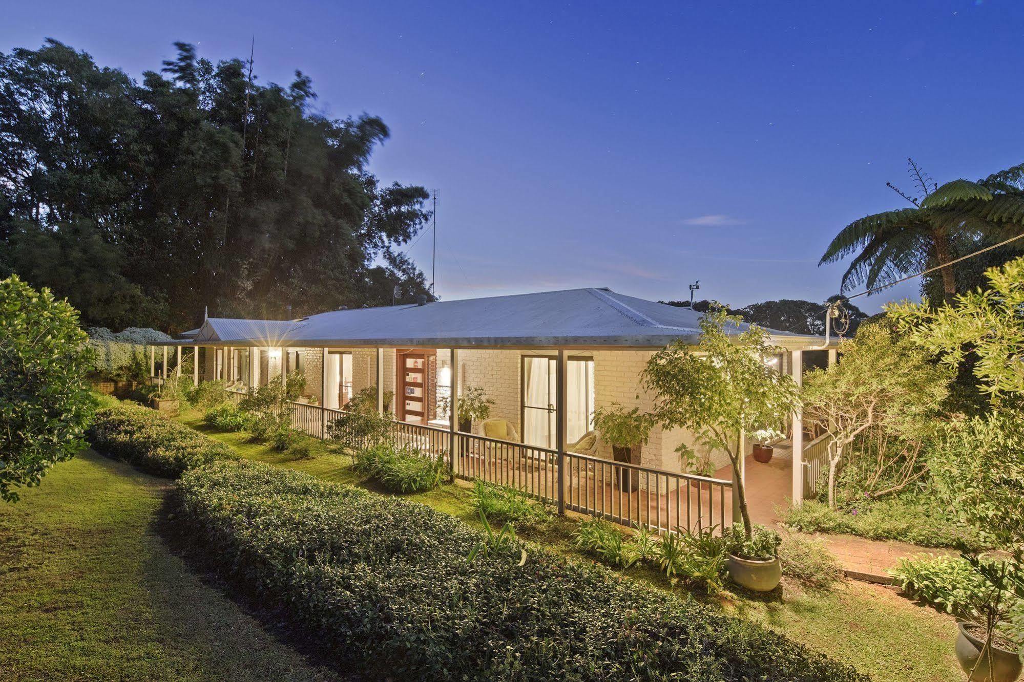 Eden Lodge Nambour Bagian luar foto